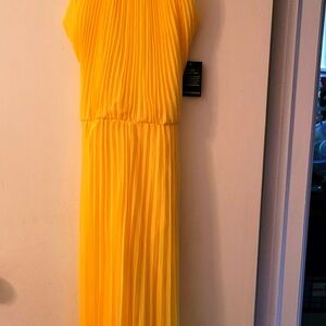 Elegant Yellow Pleated pantsuit